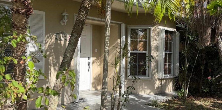 House in Miami, Florida 3 bedrooms, 123.19 sq.m. № 2064828