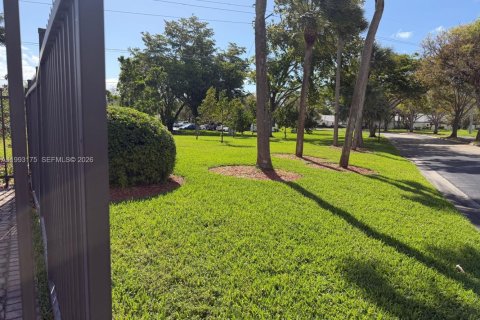 House in Miami, Florida 3 bedrooms, 123.19 sq.m. № 2064828 - photo 21