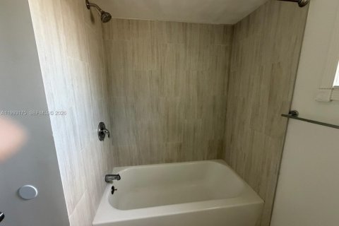 House in Miami, Florida 3 bedrooms, 123.19 sq.m. № 2064828 - photo 11