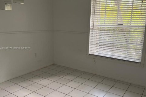 House in Miami, Florida 3 bedrooms, 123.19 sq.m. № 2064828 - photo 17