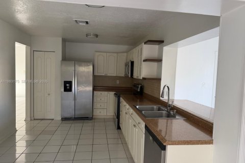 House in Miami, Florida 3 bedrooms, 123.19 sq.m. № 2064828 - photo 6