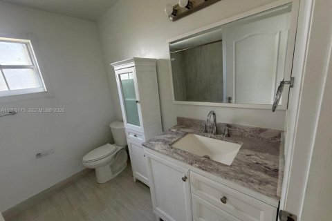 House in Miami, Florida 3 bedrooms, 123.19 sq.m. № 2064828 - photo 12