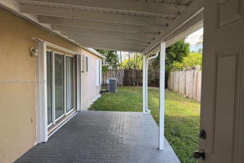 House in Miami, Florida 3 bedrooms, 123.19 sq.m. № 2064828 - photo 9