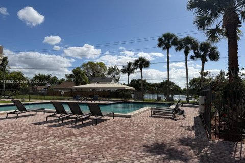 House in Miami, Florida 3 bedrooms, 123.19 sq.m. № 2064828 - photo 20