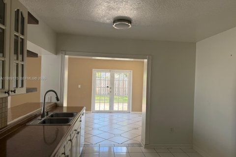 House in Miami, Florida 3 bedrooms, 123.19 sq.m. № 2064828 - photo 8