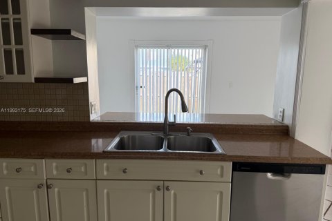 House in Miami, Florida 3 bedrooms, 123.19 sq.m. № 2064828 - photo 5