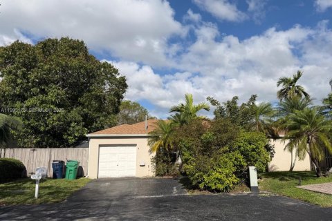 House in Miami, Florida 3 bedrooms, 123.19 sq.m. № 2064828 - photo 3