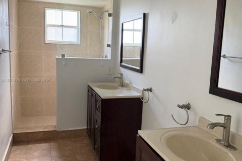 House in Miami, Florida 3 bedrooms, 123.19 sq.m. № 2064828 - photo 15