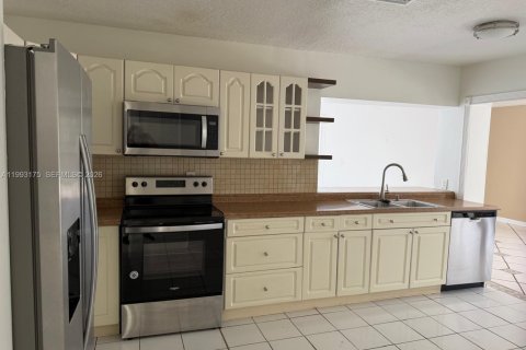 House in Miami, Florida 3 bedrooms, 123.19 sq.m. № 2064828 - photo 2