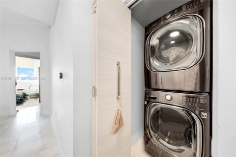 Condo in Hallandale Beach, Florida, 2 bedrooms № 2402461 - photo 26