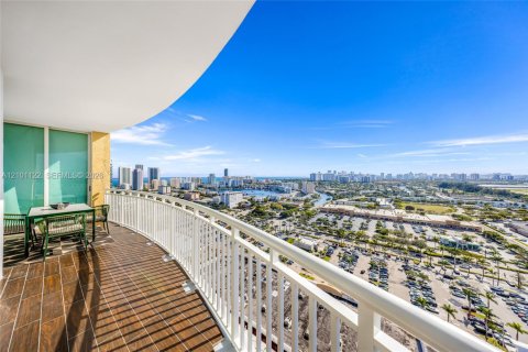 Condo in Hallandale Beach, Florida, 2 bedrooms № 2402461 - photo 3