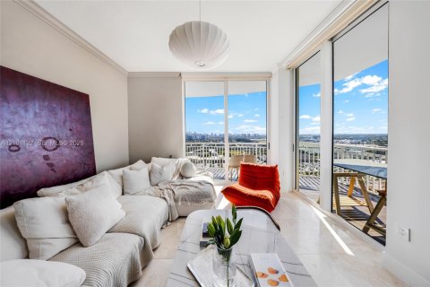 Condo in Hallandale Beach, Florida, 2 bedrooms № 2402461 - photo 2