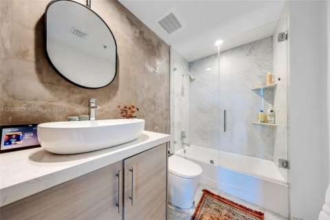 Condo in Hallandale Beach, Florida, 2 bedrooms № 2402461 - photo 25