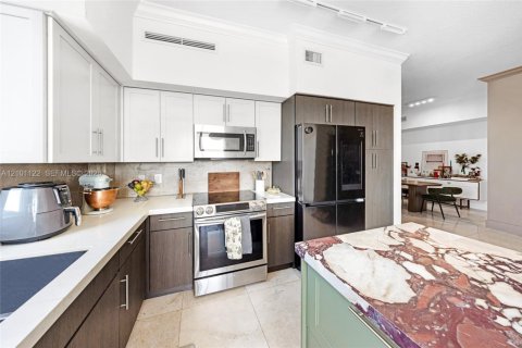 Condo in Hallandale Beach, Florida, 2 bedrooms № 2402461 - photo 12