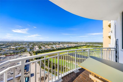 Condo in Hallandale Beach, Florida, 2 bedrooms № 2402461 - photo 5