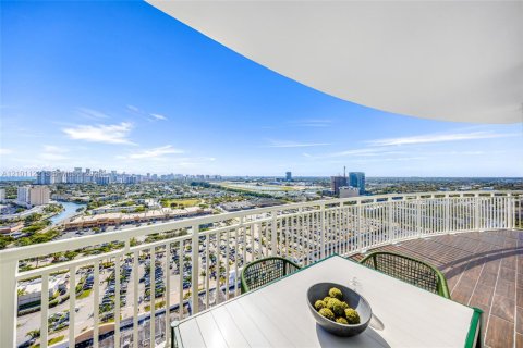 Condo in Hallandale Beach, Florida, 2 bedrooms № 2402461 - photo 27