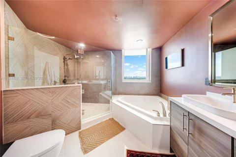 Condo in Hallandale Beach, Florida, 2 bedrooms № 2402461 - photo 20