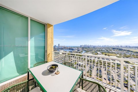 Condo in Hallandale Beach, Florida, 2 bedrooms № 2402461 - photo 28