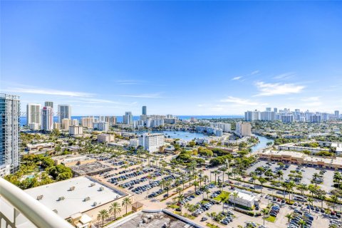 Condo in Hallandale Beach, Florida, 2 bedrooms № 2402461 - photo 29