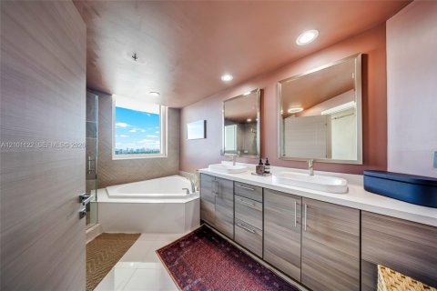 Condo in Hallandale Beach, Florida, 2 bedrooms № 2402461 - photo 16