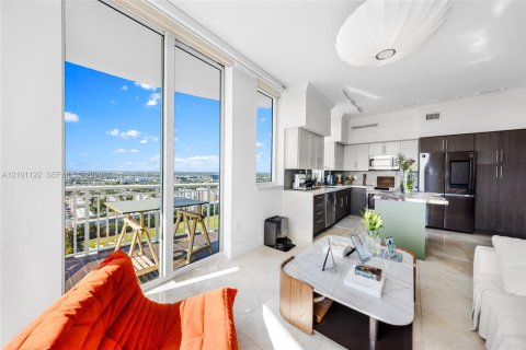 Condo in Hallandale Beach, Florida, 2 bedrooms № 2402461 - photo 7