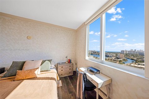 Condo in Hallandale Beach, Florida, 2 bedrooms № 2402461 - photo 19