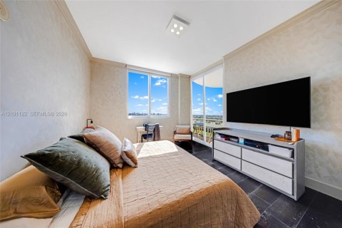 Condo in Hallandale Beach, Florida, 2 bedrooms № 2402461 - photo 15