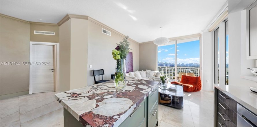 Condo in Hallandale Beach, Florida, 2 bedrooms № 2402461