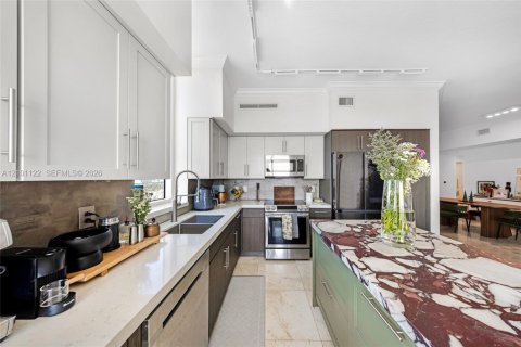 Condo in Hallandale Beach, Florida, 2 bedrooms № 2402461 - photo 11