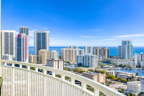 Condo in Hallandale Beach, Florida, 2 bedrooms № 2402461 - photo 4