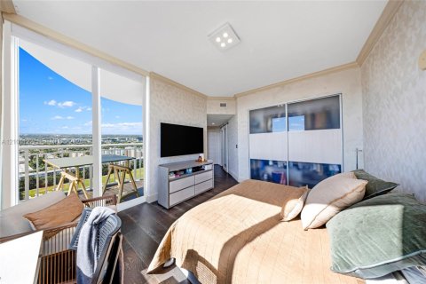 Condo in Hallandale Beach, Florida, 2 bedrooms № 2402461 - photo 18