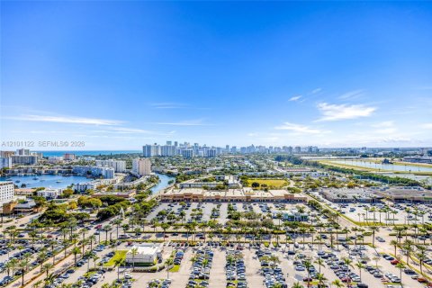 Condo in Hallandale Beach, Florida, 2 bedrooms № 2402461 - photo 30