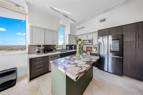 Condo in Hallandale Beach, Florida, 2 bedrooms № 2402461 - photo 9
