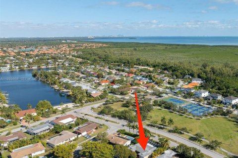 Casa en venta en Cutler Bay, Florida, 3 dormitorios, 187.38 m2 № 1993783 - foto 2