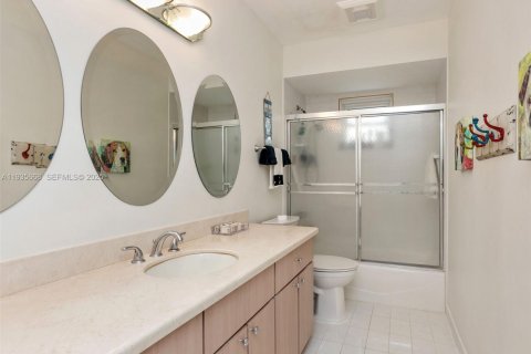 Casa en venta en Cutler Bay, Florida, 3 dormitorios, 187.38 m2 № 1993783 - foto 10