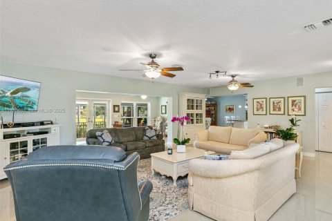 Casa en venta en Cutler Bay, Florida, 3 dormitorios, 187.38 m2 № 1993783 - foto 28