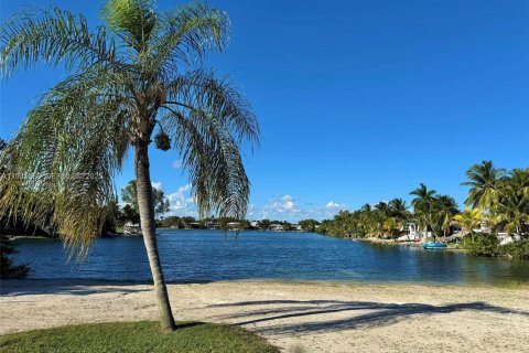 Casa en venta en Cutler Bay, Florida, 3 dormitorios, 187.38 m2 № 1993783 - foto 23