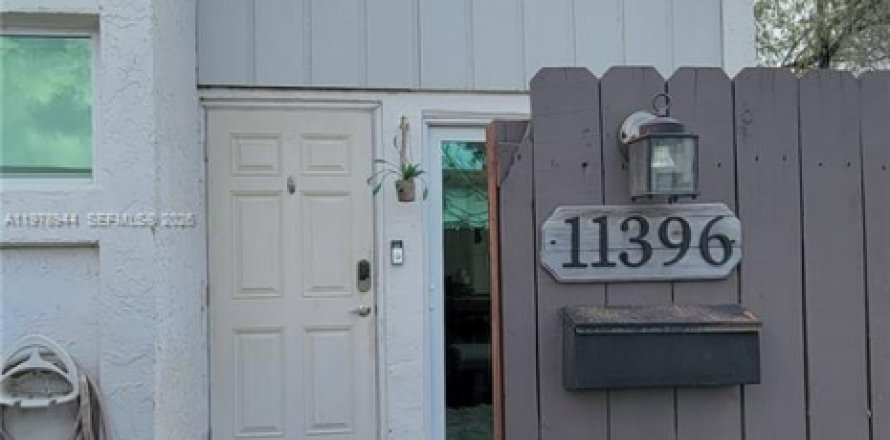 Adosado en Miami, Florida 3 dormitorios, 137.68 m2 № 2045013