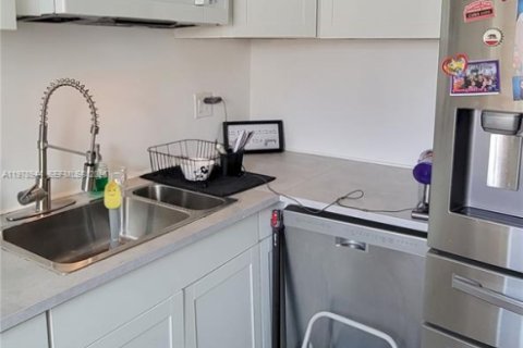 Adosado en venta en Miami, Florida, 3 dormitorios, 137.68 m2 № 2045013 - foto 23