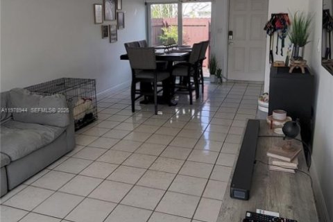 Adosado en venta en Miami, Florida, 3 dormitorios, 137.68 m2 № 2045013 - foto 11