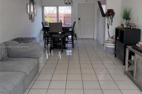Adosado en venta en Miami, Florida, 3 dormitorios, 137.68 m2 № 2045013 - foto 10