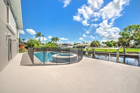 Villa ou maison à vendre à North Fort Myers, Floride: 6 chambres, 370.96 m2 № 2417033 - photo 6