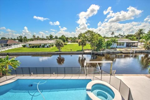 Villa ou maison à vendre à North Fort Myers, Floride: 6 chambres, 370.96 m2 № 2417033 - photo 16