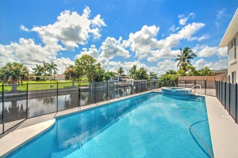 Villa ou maison à vendre à North Fort Myers, Floride: 6 chambres, 370.96 m2 № 2417033 - photo 2