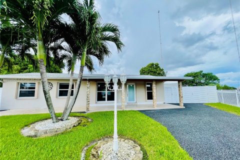 House in Miami Gardens, Florida 3 bedrooms, 111.48 sq.m. № 1930707 - photo 1