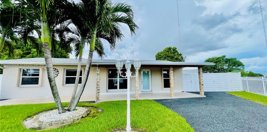 House in Miami Gardens, Florida 3 bedrooms, 111.48 sq.m. № 1930707