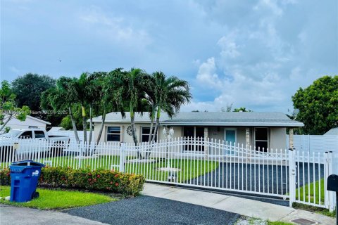 House in Miami Gardens, Florida 3 bedrooms, 111.48 sq.m. № 1930707 - photo 4
