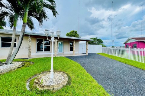 House in Miami Gardens, Florida 3 bedrooms, 111.48 sq.m. № 1930707 - photo 7