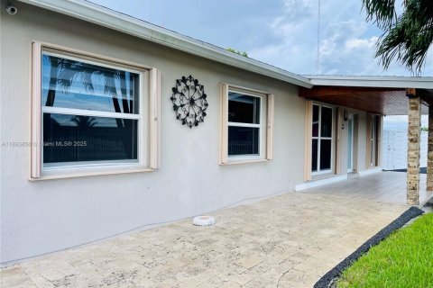 House in Miami Gardens, Florida 3 bedrooms, 111.48 sq.m. № 1930707 - photo 14