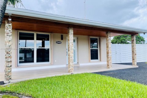 House in Miami Gardens, Florida 3 bedrooms, 111.48 sq.m. № 1930707 - photo 16